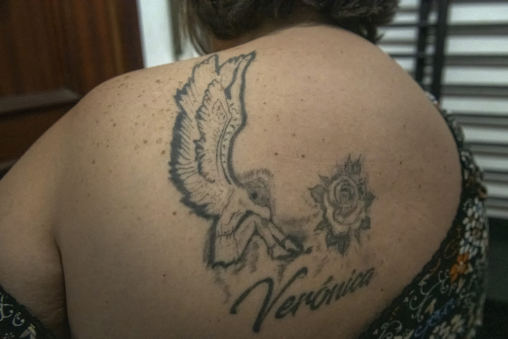 Toñi se ha tatuado en la espalda un ángel alado, una rosa el nombre de su hija, Verónica.